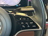ステアリングボタンは、使いやすいデザインでございます。ステアリング付近のレバーや、ステアリングボタンで追従機能の操作も可能でございます。
