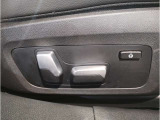 【コックピットシート】BMW車の主役席。車体中央にくる様に配置し車両重心とが一致する事でドライバーと車との一体感あるドライビングを実現。人間工学に基づき形成した形状が長時間のドライブ疲労も軽減します!