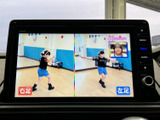 テレビ映像を画面いっぱいに表示でき、停車中の待ち時間などに番組を視聴できます。画面には映像が見やすく表示されており、休憩時にも車内で気軽にテレビを楽しめる装備です。