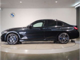 【拘りのFR】BMWが多く採用するFR車。ダイレクトでスポーティな加速感・シャープなハンドリングを実現。縦置きエンジンレイアウトにより、フラットで上質な乗り味です。