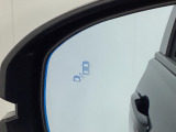 ブラインドスポットモニターを装備。自車の車速が20km/h以上で前進しているとき、隣接する車線後方に他の車両が走行していることを知らせ、運転者の車線変更などの操作の際の負担を軽減するシステムです。