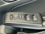 運転席のスイッチで全てのウィンドウの開閉操作を行うことができます。ロックボタンをONにしておくと、運転席以外のウィンドウは作動しないのでお子様を乗せているときなども安心ですね♪