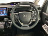 【ハンドル】運転にかかわる様々な操作を安全に行えるように視点移動が少なく操作性に配慮されたスイッチ類が凝縮されたコックピットです。