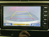 リバースギアに入れるだけで後方の表示へ切り替わります。夜間や雨の日の駐車も楽になりますよ。