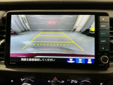 リバースギアに入れるだけで後方の表示へ切り替わります。夜間や雨の日の駐車も楽になりますよ。