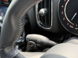 輸入車のため、ウィンカーレバーとワイパーレバーの配置は国産車と左右が逆となります。操作に慣れるまでは違和感がありますが、使用を重ねることで自然に扱えるようになります。