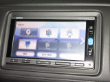 ナビゲーションは純正メモリーナビ(VXM-164VFi)を装着しております。AM、FM、CD、DVD再生、Bluetooth、フルセグTVがご使用いただけます。初めて訪れた場所でも安心ですね!