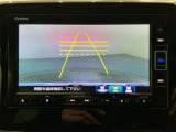 リバースギアに入れるだけで後方の表示へ切り替わります。夜間や雨の日の駐車も楽になりますよ。