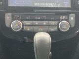 ボタンでの簡単な操作で室内を快適な温度にします。夏場・冬場でも快適なドライブができます!さらにクリーンフィルターの採用で車内の空気をキレイにするなど、いろいろな機能を持つ便利なオートエアコン。