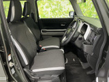 前席は座面と背もたれに柄が入り、落ち着いた色調でまとまっています。運転席まわりまで見渡しやすく、乗り降りの際も車内の様子を確認しやすい配置です。