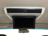 天井にリア席モニターが付いています。ナビゲーションで再生しているDVD等の映像を、後部座席の方にご覧いただくことができます。お子様にも大人気です。