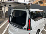デュアルバックドア後ろのスペースが無いところでも荷物の出し入れが出来る便利なドアです★