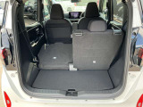 バックドアは大きく開きます。定員乗車時でも十分広いラゲッジスペースを確保しています。