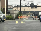 人気のヘッドアップディスプレイ!現在の車速、ナビゲーション・システムによるルート案内の矢印表示、チェック・コントロール、前車接近警告など、さまざまな情報をドライバーの視界内に直接表示いたします!