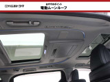 サンルーフがあると雨や曇った日でも室内が明るくなり晴れやかな気分になれます。換気などにも便利で人気の装備です。
