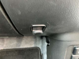ゴミ袋等をひっかけられる場所があるので運転席もすっきりですね!