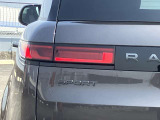 【LEDテールライト】後方車からの視認性も良く、ボディーラインに沿ったデザインは機能性とも両立されたランドローバーの特徴の1つです。