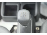 エアコンはマニュアルエアコンですがダイヤル式で手元の感覚で操作できます。