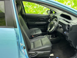 運転席から前方を見渡しやすいレイアウトで、シートに腰掛けた際も周囲の確認がしやすい印象です。ドア内側や座席まわりは落ち着いた色合いでまとめられ、毎日の移動を快適に過ごせます。