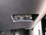 ETC車載器を装備しています。高速道路の料金所もストレスなく通行できます。すっきりとしたビルトインタイプですよ。