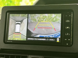 後方の映像に加えて車両周辺の状況も画面で確認でき、駐車時の安全確認をサポートします。目視で周囲を確かめながら、車庫入れや後退時にお役立てください。