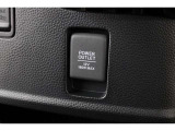 USBオーディオ用ソケットがついていますので携帯電話などを接続すれば音楽等の再生が可能です!充電用ソケットもございます!
