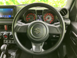 握りやすい形状のステアリングを運転席正面に配置し、自然な姿勢でハンドル操作を行えます。メーターや前方の視界を確保しやすいレイアウトで、毎日の通勤やお出かけも落ち着いて運転できます。