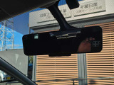 後方をカメラで映しだす機能が付いたスマートルームミラー!ルームミラーの下のレバーを変えるだけで、後席に大きな荷物が乗っていても、後方をカメラを確認できる便利機能!。