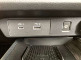 USB電源ソケットが前席中央に付いております。