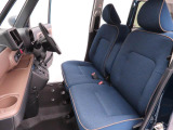 厚みがあって、座り心地のいいソファのようなシート。運転席も助手席もリラックスしてゆったりと座れます。