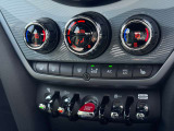 コックピット風トグルスイッチ群。赤いスターターボタンでエンジン始動でき、走行モードや各種機能も手元で操作できる遊び心あふれるデザイン。