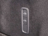 ラゲージスペース右側には車高を上下できるスイッチが装備されていて荷物の出し入れに便利です