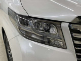 明るく省電力なLEDヘッドライト、印象的なデザインが輝きを放ちます。