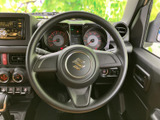 握りやすい形状のステアリングを中心に、メーターや各種スイッチを見渡せる運転席まわりです。運転姿勢を保ちながら手元で操作でき、日々の移動でも扱いやすい配置となっています。