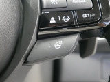 【ACC〈アダプティブ・クルーズ・コントロール〉】予め設定した車速内でクルマが自動的に加減速。前走車との適切な車間距離を維持しながら追従走行しドライバーの運転負荷を軽減します。