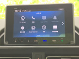 ホーム画面からナビや電話、スマートフォン連携などの項目を選べる構成です。タッチ画面に機能が整理され、目的に合わせて使いたいメニューを探しやすく、日々の移動を便利にサポートします。