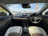 ドライバーが運転に集中しやすいよう、情報を整理したコックピットを採用。視線移動や操作のしやすさに配慮した設計で、日々の運転を快適にサポートします