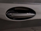 【デザインとの融合】BMWデザイナーが創り出したボディデザインを損なう事のない様に配置とデザインに拘っています。ドアノブについてもBMWの拘りに妥協はありません。