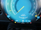 ◆インスツルメント・パネルのエレガントなデザインは、BMW特有の水平ラインで構成され、室内空間に端正な印象をもたらします。人間工学に基づいてレイアウトされた重要な操作系統は、直観的な操作が可能です◆