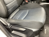 運転席にはドライバーの体型や好みに応じて前後方向だけでなく、高さの調整ができるシートリフターを装備!