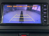 バックモニターで、後方を確認しながら安心して駐車することができます。※カメラが映し出す範囲は限られています。必ず車両周辺の安全を直接確認してください。