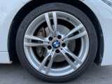 BMWならではの卓越した走りを支えるホイールと足回りです!日本車の走りに慣れている方にもぜひ体感して頂きたいほど、高いレベルでまとまっています!純正18インチアルミホイール。