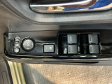電動格納式リモコンドアミラーと、パワーウィンドウスイッチ等は運転席ドアにあります。