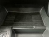 【ワイヤレスデバイスチャージング】スマートフォンなどの対応デバイスを置くだけで充電できるワイヤレスデバイスチャージングが搭載されています。車内のコンソール周りをすっきりと保つことができます。