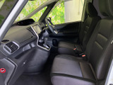 前席からフロントまわりを見渡しやすく、運転席と助手席のどちらもゆったり座れる室内です。落ち着いた色合いでまとまり、普段使いにもなじみます。
