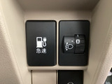 ハンドルの右側にはヘットライトリベライザーがついています。ヘッドライトリベライザーは道路状況や積荷の加重に応じてライトの高さを調節できます。