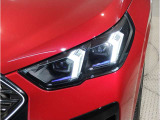【LEDヘッドライト】先進のLEDテクノロジーを採用。放射される白色光の周波特性は太陽光に近く、バイキセノン・ヘッドライトを上回るコントラストで更に明るく輝きます!