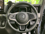 手元には複数のスイッチがまとまり、運転中も必要な操作へアクセスしやすい構成です。メーターとの位置関係も見やすく、日々の移動で扱いやすさを感じていただけます。