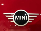 フロントタイヤより前の重量をなくし、車の運動性能を高めております。フロントタイヤから鼻先までが短いため、数値にてあらわれる「最小回転半径」より、小回りが利くことを実感いただけると思います。