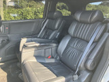 2列目はゆったりとしたシートに加え、ひじ掛けも備えたくつろぎやすい空間です。窓から外を眺められ、座ったまま周囲を見渡しやすいので、ご家族での移動にもおすすめです。